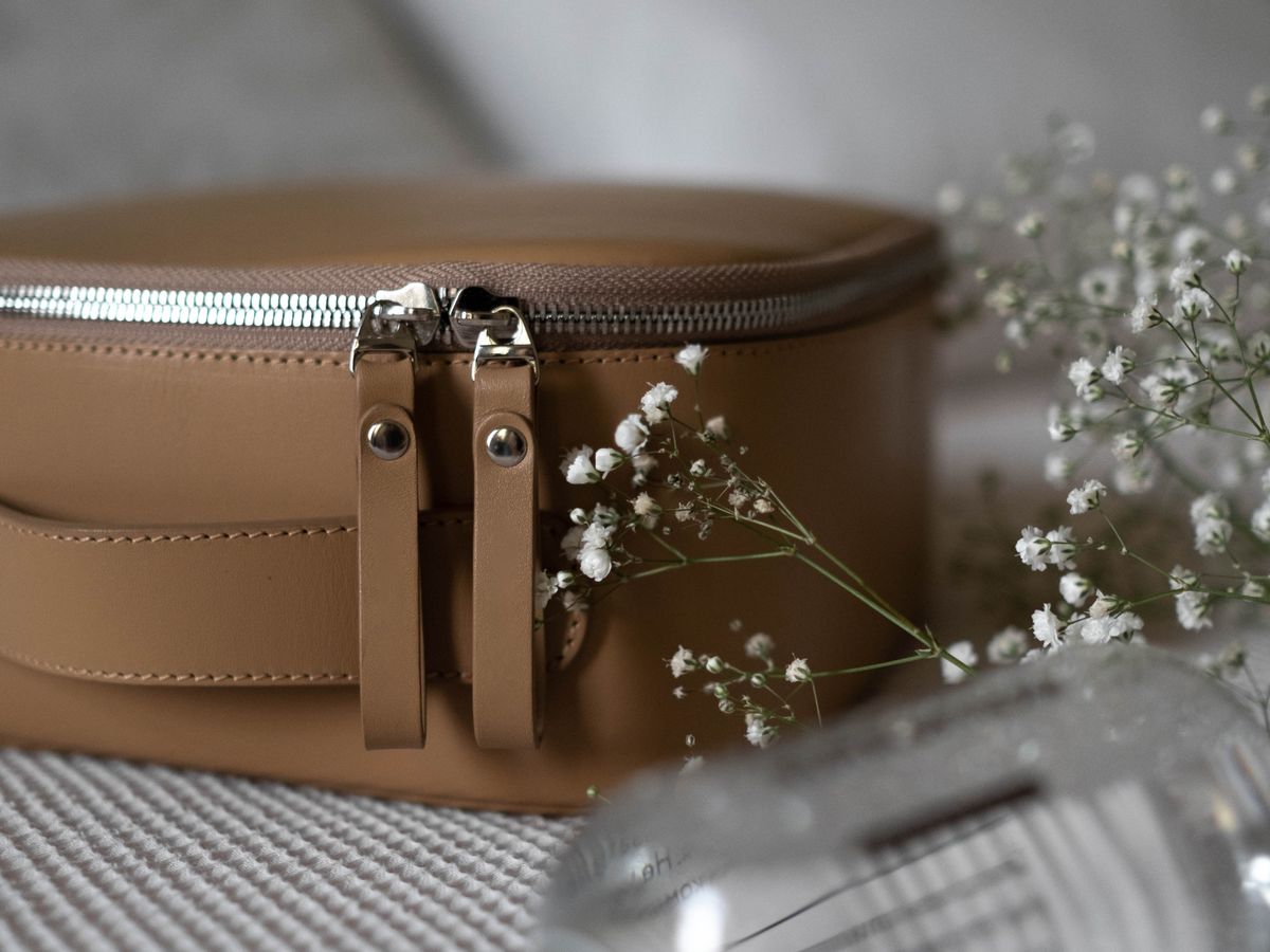 Generate clean product shots and scroll-stopping videos from one photo.